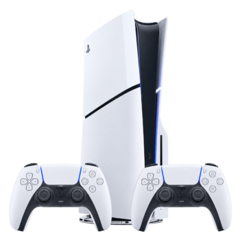 PlayStation 5 Slim CD’li konsol ve iki beyaz DualSense kontrol cihazı